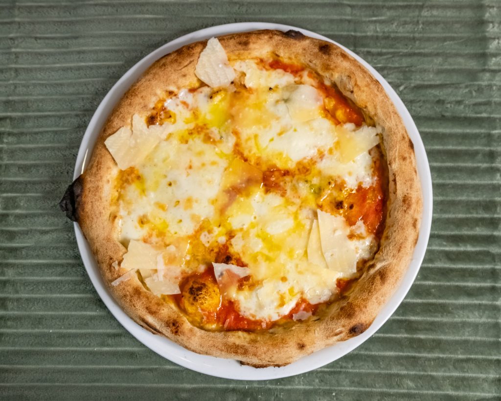 Pizza Quattro fromaggi du restaurant vita-trattoria