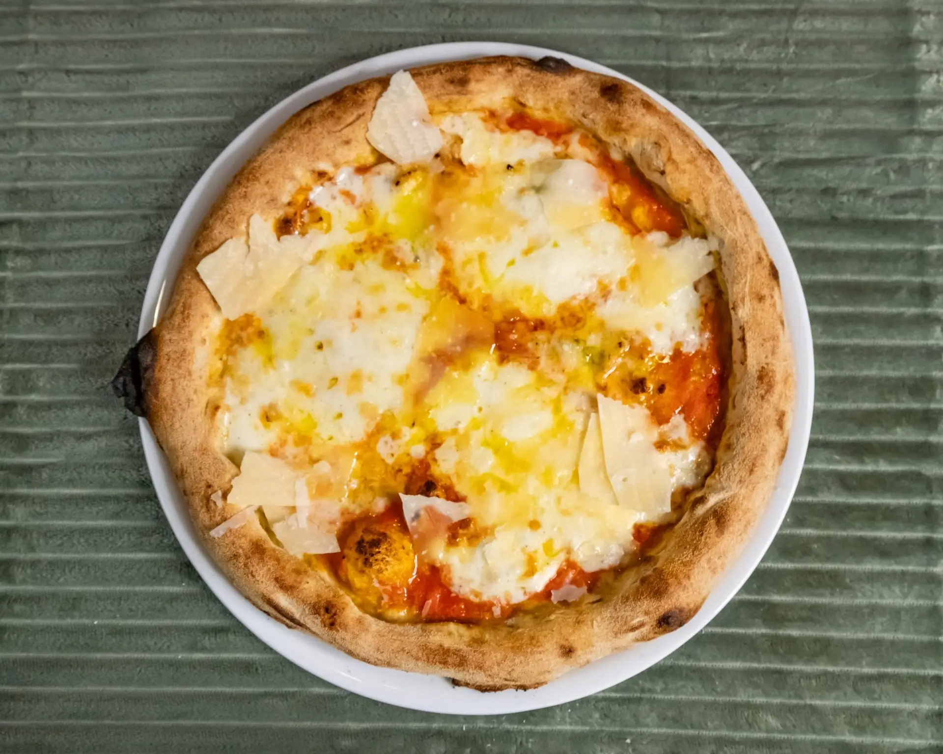 Pizza Quattro fromaggi du restaurant vita-trattoria